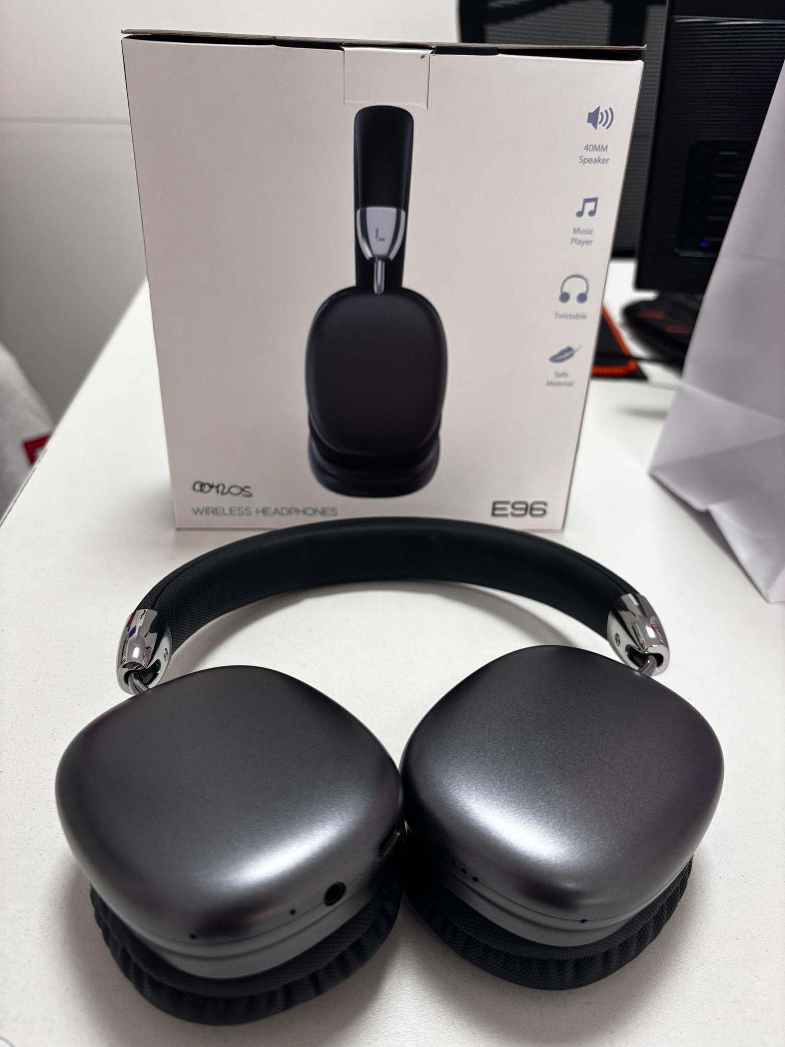 auriculares E96 en color NEGRO